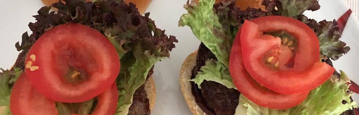 Zwei Burger mit Salat u. Tomaten