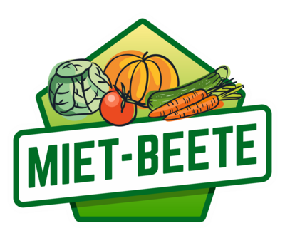 Miet Beete Logo Antoniusschwaige Logo Schrift Miet-Beete in grün, darüber gezeichnete Feldfrüchte Salat, Kürbis, Tomate, Karotten, Gurke.