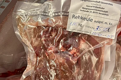 Vakuumverpacktes Rehkeulenfleisch mit Etikett und Preisangabe in einer Kühltruhe.